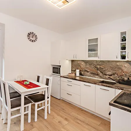 Apartament Jeannine *